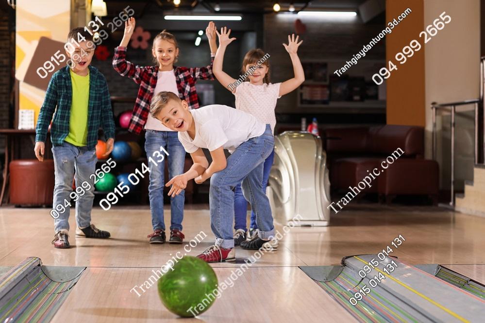 Tranh dán tường trẻ em chơi bowling đẹp 1670001897