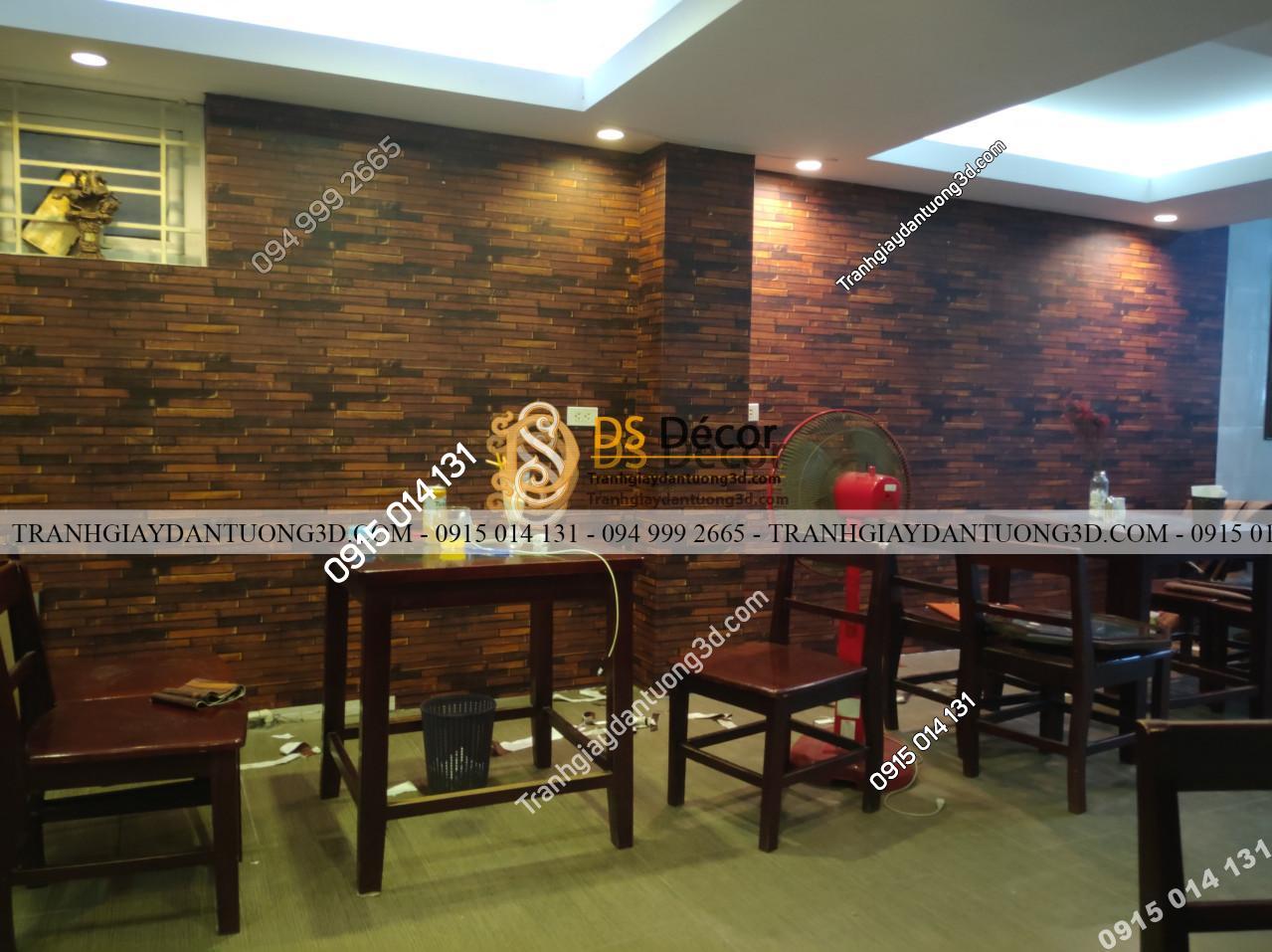 Thi công giấy dán tường giả gỗ nâu cho nhà hàng tại Hà Nội