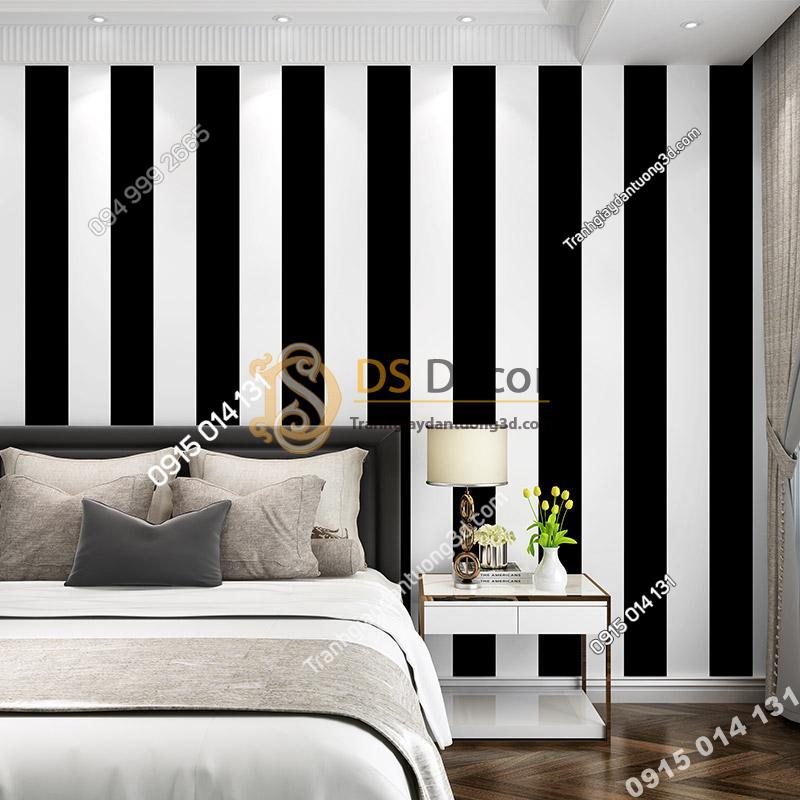 Giấy dán tường sọc đen trắng hiện đại cho phòng ngủ màu trắng sẽ làm cho phòng ngủ của bạn trở nên đẳng cấp và tiện nghi hơn bao giờ hết. Với sọc đen trắng tinh tế và hiện đại, giấy dán tường sẽ tôn lên vẻ đẹp đơn giản và tinh tế của phòng, giúp bạn thoải mái và thư thái sau giờ làm việc căng thẳng.