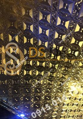 Giay-dan-tuong-vang-bac-cho-quan-bar-loi-tran-3D113-08