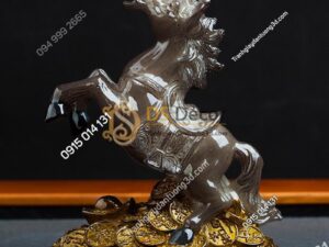 Tượng ngựa mã đáo phát tài đổi màu độc đáo DTT07-khi chưa đổ nước