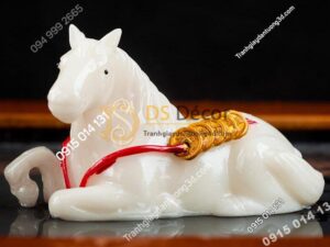 Tượng ngựa nằm phát tài đổi màu độc đáo DTT07 sau khi đổ nước