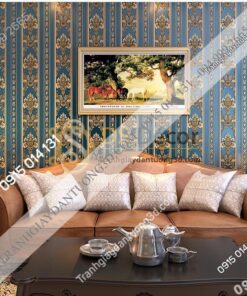 Giay-dan-tuong-hoa-dap-noi-co-dien-3D221-mau-xanh-phong-khach-soc-doc