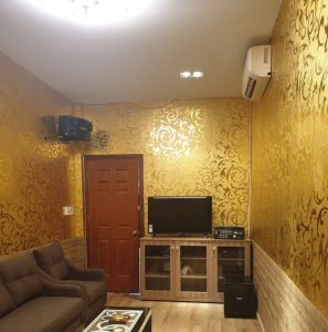 Giấy dán tường hoa móc vàng 3D296 thi công tại nhà anh Hieu Soviet HCM
