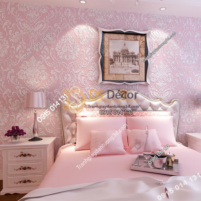 Với gam màu hồng lãng mạn, giấy dán tường phòng ngủ màu hồng sẽ khiến cho không gian phòng ngủ của bạn thêm phần tươi sáng và lãng mạn hơn bao giờ hết. Họa tiết hoa nhỏ và đường nét tỉ mỉ sẽ làm cho chiếc giường của bạn trở nên lung linh hơn trong mắt mọi người.