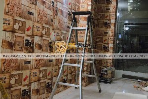 Thi công thực tế mẫu giấy dán tường giả gỗ vintage 3D55 Thi công thực tế mẫu giấy dán tường giả gỗ vintage 3D55