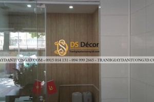 Thi công thực tế giấy dán tường giả gỗ nhạt 3D103 HN Thi công thực tế giấy dán tường giả gỗ nhạt 3D103 HN