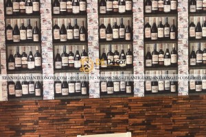 Giấy dán tường giả gỗ kết hợp với giấy giả kệ rượu Giấy dán tường giả gỗ kết hợp với giấy giả kệ rượu