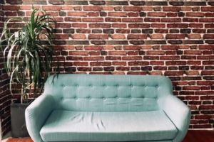 Thi công thực tế giấy dán tường giả gạch sau sofa phòng khách 3D287 Thi công thực tế giấy dán tường giả gạch sau sofa phòng khách